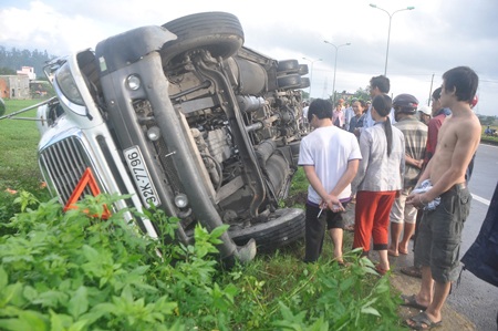 Xe container lật xuống ruộng, tài xế mắc kẹt trong ca bin - 2