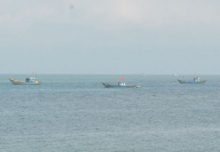 Tàu cá bị chìm, 11 ngư dân thoát chết trên biển - 1 Tàu cá bị chìm, 11 ngư dân thoát chết trên biển - 1