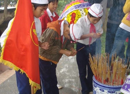 Dâng hương tưởng niệm 45 năm vụ thảm sát Bình Hoà - 1