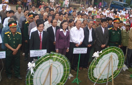 Dâng hương tưởng niệm 45 năm vụ thảm sát Bình Hoà - 2