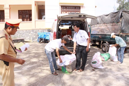 Xe cứu thương chở… thịt lợn rừng - 1 Xe cứu thương chở… thịt lợn rừng - 1