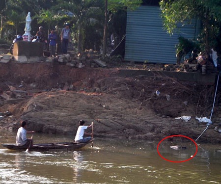Vớt xác nam thanh niên trôi trên sông - 1 Vớt xác nam thanh niên trôi trên sông - 1
