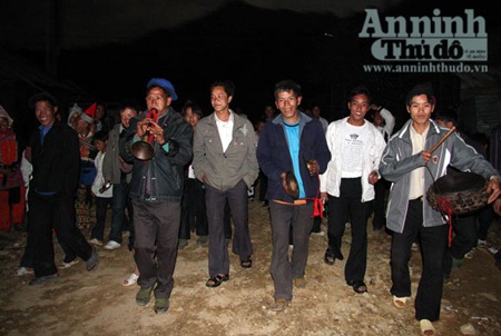 Lạ lùng chuyện cả bản khua chiêng, gõ trống đi... ăn trộm ngày Tết  - 1