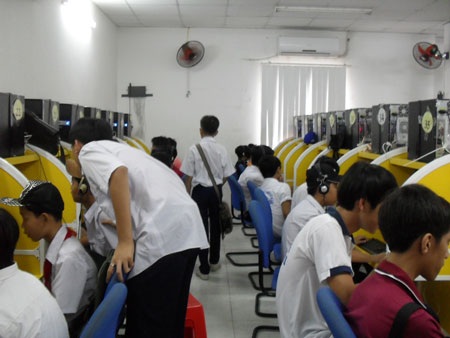 Học sinh tha hồ chơi game trong... bưu điện - 2 Học sinh tha hồ chơi game trong... bưu điện - 2
