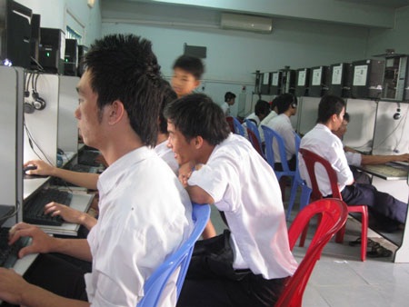 Học sinh tha hồ chơi game trong... bưu điện - 1 Học sinh tha hồ chơi game trong... bưu điện - 1