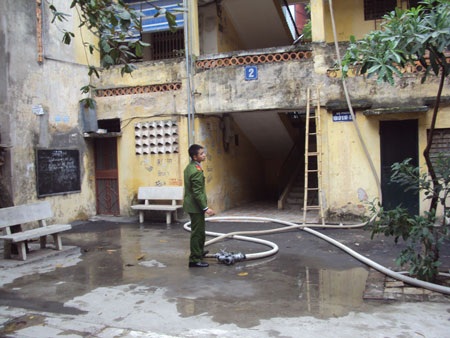 Hà Nội: Cháy tại khu tập thể, cụ bà 80 tuổi thoát chết - 1