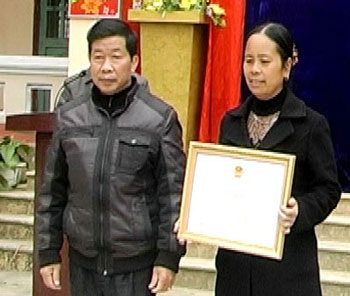 Một nông dân hiến 200m2 đất làm đường - 1 Một nông dân hiến 200m2 đất làm đường - 1