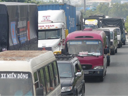 Xe tải mất thắng, gây họa liên hoàn trên Quốc lộ 1A - 2 Xe tải mất thắng, gây họa liên hoàn trên Quốc lộ 1A - 2