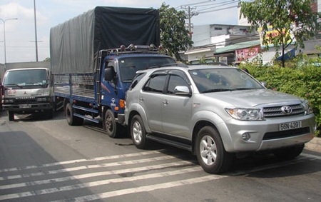 Xe tải mất thắng, gây họa liên hoàn trên Quốc lộ 1A - 1 Xe tải mất thắng, gây họa liên hoàn trên Quốc lộ 1A - 1