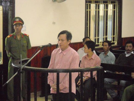 Lại căng thẳng tại phiên xử vụ đào phá 21 ngôi mộ - 1