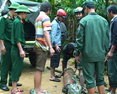 Tháo gỡ trái bom nặng 250kg sát nhà dân - 1 Tháo gỡ trái bom nặng 250kg sát nhà dân - 1