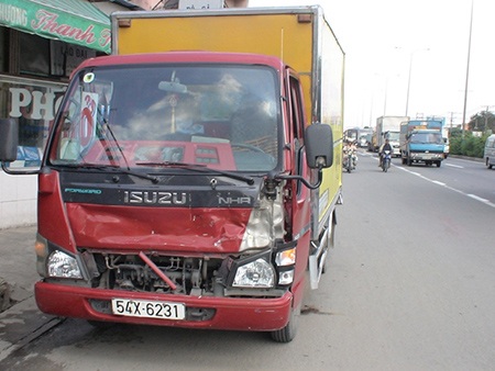 Tông xe liên hoàn, 4 ô tô hư hỏng - 1