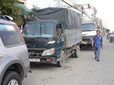 Tông xe liên hoàn, 4 ô tô hư hỏng - 2