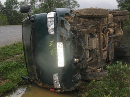 Xe tải “lăn kềnh” xuống vệ đường - 2