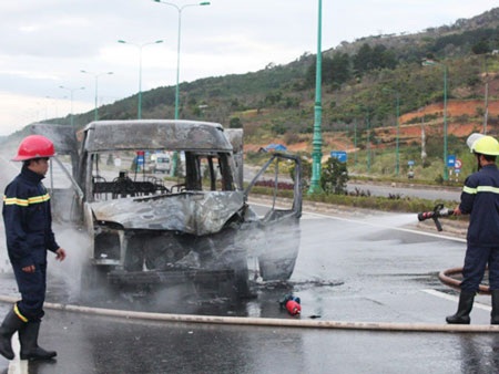 Ô tô du lịch bất ngờ cháy rụi, hơn 10 người thoát chết  - 1