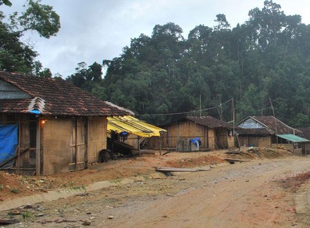 Giải quyết tình trạng dân “màn trời chiếu đất” ở lòng hồ thủy điện - 1 Giải quyết tình trạng dân “màn trời chiếu đất” ở lòng hồ thủy điện - 1