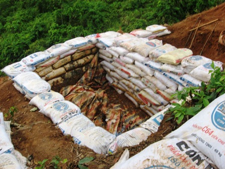 Dân bỏ ruộng hoang vì công ty khai thác vàng gây ô nhiễm - 2 Dân bỏ ruộng hoang vì công ty khai thác vàng gây ô nhiễm - 2