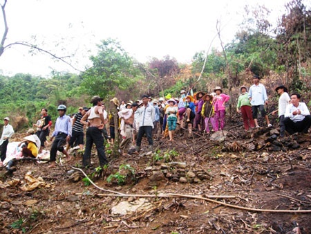 Dân bỏ ruộng hoang vì công ty khai thác vàng gây ô nhiễm - 3 Dân bỏ ruộng hoang vì công ty khai thác vàng gây ô nhiễm - 3