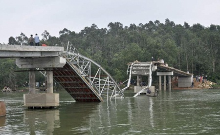 Vụ sập cầu đang xây: Triệu tập 4 nhà thầu để phối hợp điều tra - 1