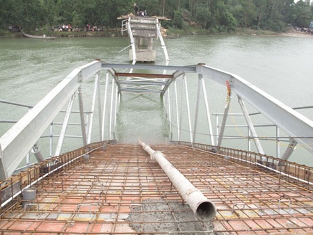 Tìm thấy một nạn nhân mất tích vụ sập cầu đang xây - 3