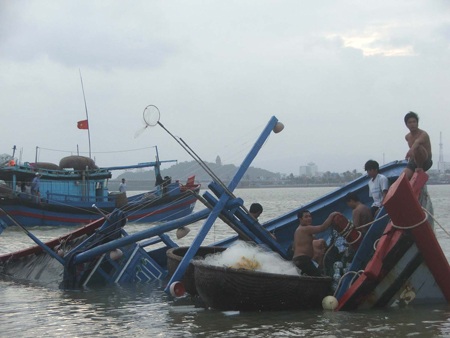 Tàu cá bị sóng lớn đánh dồn dập, 10 ngư dân quay cuồng chống cự - 1 Tàu cá bị sóng lớn đánh dồn dập, 10 ngư dân quay cuồng chống cự - 1