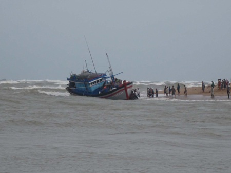 Tàu cá bị sóng lớn đánh dồn dập, 10 ngư dân quay cuồng chống cự - 2 Tàu cá bị sóng lớn đánh dồn dập, 10 ngư dân quay cuồng chống cự - 2