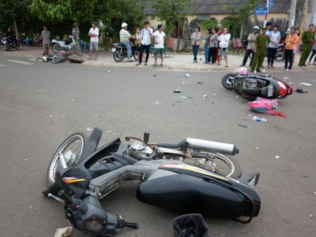 Liên tiếp gây tai nạn vì biểu diễn... buông tay lái - 1