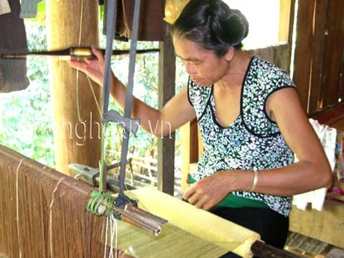 Bản “vắng đàn ông” - 1