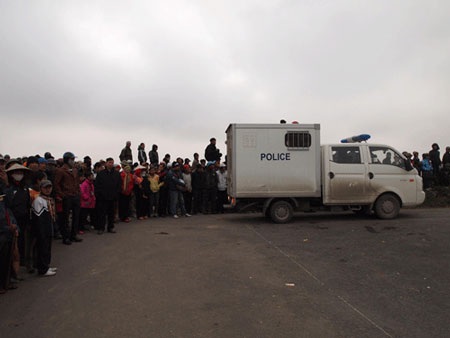 Nổ mìn, xả súng trong buổi cưỡng chế, 6 chiến sĩ trọng thương - 3 Nổ mìn, xả súng trong buổi cưỡng chế, 6 chiến sĩ trọng thương - 3