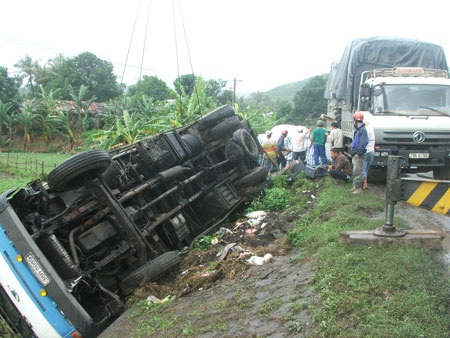 Tài xế ngủ gật, xe lộn nhào xuống ruộng rau muống  - 1 Tài xế ngủ gật, xe lộn nhào xuống ruộng rau muống  - 1