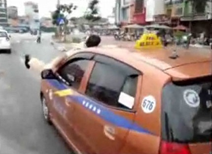 Thêm một vụ cảnh sát giao thông bị hất lên nóc capo xe taxi - 2 Thêm một vụ cảnh sát giao thông bị hất lên nóc capo xe taxi - 2