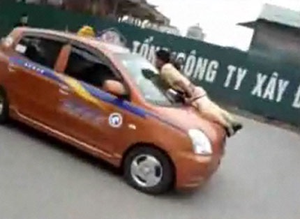 Thêm một vụ cảnh sát giao thông bị hất lên nóc capo xe taxi - 1 Thêm một vụ cảnh sát giao thông bị hất lên nóc capo xe taxi - 1
