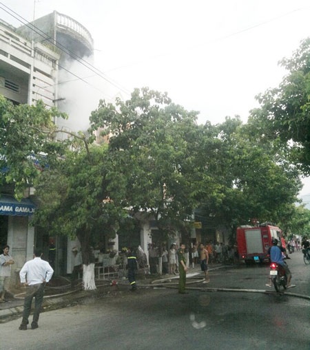 Vợ chồng đi coi thi đại học, nhà bốc hỏa - 1