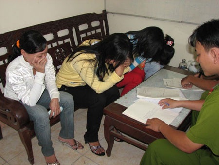 Bắt quả tang “chú rể” nước ngoài “xem mặt” 2 cô gái Việt Nam - 2 Bắt quả tang “chú rể” nước ngoài “xem mặt” 2 cô gái Việt Nam - 2