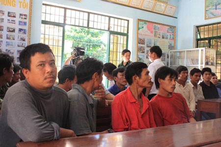 30 ngư dân gặp nạn trên biển được đưa cập bến an toàn - 2 30 ngư dân gặp nạn trên biển được đưa cập bến an toàn - 2