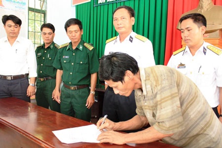 30 ngư dân gặp nạn trên biển được đưa cập bến an toàn - 3 30 ngư dân gặp nạn trên biển được đưa cập bến an toàn - 3