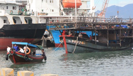 30 ngư dân gặp nạn trên biển được đưa cập bến an toàn - 1 30 ngư dân gặp nạn trên biển được đưa cập bến an toàn - 1