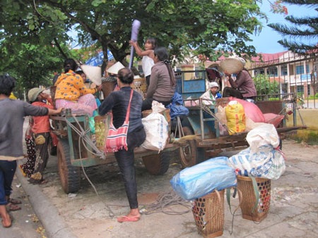 Rộn ràng mùa gùi lương thực đi đổi quần áo cũ của người Bahnar - 1 Rộn ràng mùa gùi lương thực đi đổi quần áo cũ của người Bahnar - 1