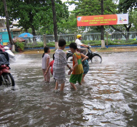 Đại lộ thành “sông” sau trận mưa lớn - 2 Đại lộ thành “sông” sau trận mưa lớn - 2