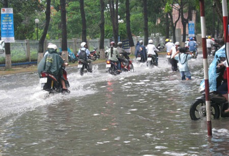 Đại lộ thành “sông” sau trận mưa lớn - 1 Đại lộ thành “sông” sau trận mưa lớn - 1