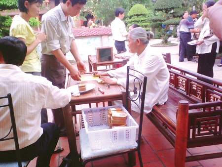 Sự thật về “Thánh” viết “chữ Trời” - 1 Sự thật về “Thánh” viết “chữ Trời” - 1