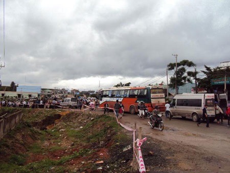 Dân dựng chướng ngại vật, đường Hồ Chí Minh ùn tắc nghiêm trọng - 4 Dân dựng chướng ngại vật, đường Hồ Chí Minh ùn tắc nghiêm trọng - 4