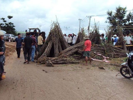 Dân dựng chướng ngại vật, đường Hồ Chí Minh ùn tắc nghiêm trọng - 1 Dân dựng chướng ngại vật, đường Hồ Chí Minh ùn tắc nghiêm trọng - 1