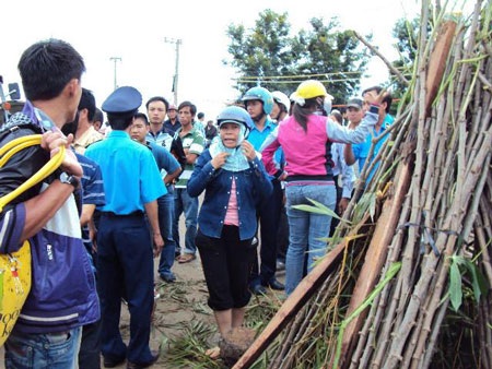 Dân dựng chướng ngại vật, đường Hồ Chí Minh ùn tắc nghiêm trọng - 3 Dân dựng chướng ngại vật, đường Hồ Chí Minh ùn tắc nghiêm trọng - 3