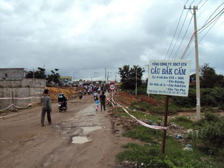 Dân dựng chướng ngại vật, đường Hồ Chí Minh ùn tắc nghiêm trọng - 6 Dân dựng chướng ngại vật, đường Hồ Chí Minh ùn tắc nghiêm trọng - 6