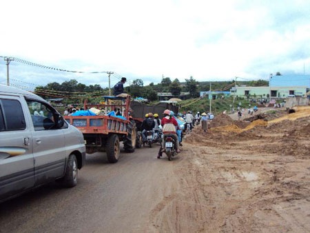 Dân dựng chướng ngại vật, đường Hồ Chí Minh ùn tắc nghiêm trọng - 5 Dân dựng chướng ngại vật, đường Hồ Chí Minh ùn tắc nghiêm trọng - 5