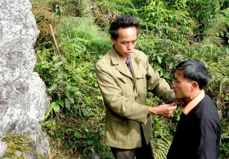 Kỳ lạ lễ nhận đá làm… cha nuôi - 1 Kỳ lạ lễ nhận đá làm… cha nuôi - 1