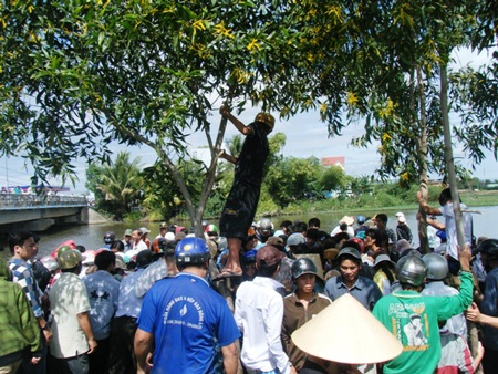 Cụ ông chết chìm dưới sông khi đi đánh cá - 2 Cụ ông chết chìm dưới sông khi đi đánh cá - 2