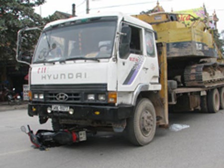 Văng vào gầm xe tải, mẹ con suýt chết - 1 Văng vào gầm xe tải, mẹ con suýt chết - 1