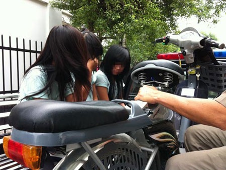 Sau giờ thi, 3 nữ sinh “xử” bạn giữa đường - 1